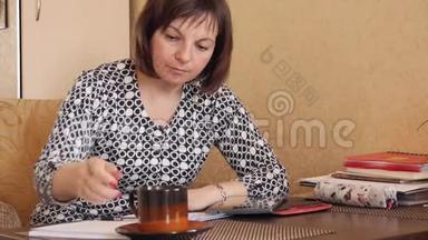 女人在笔记本上用圆珠笔写手写文字。